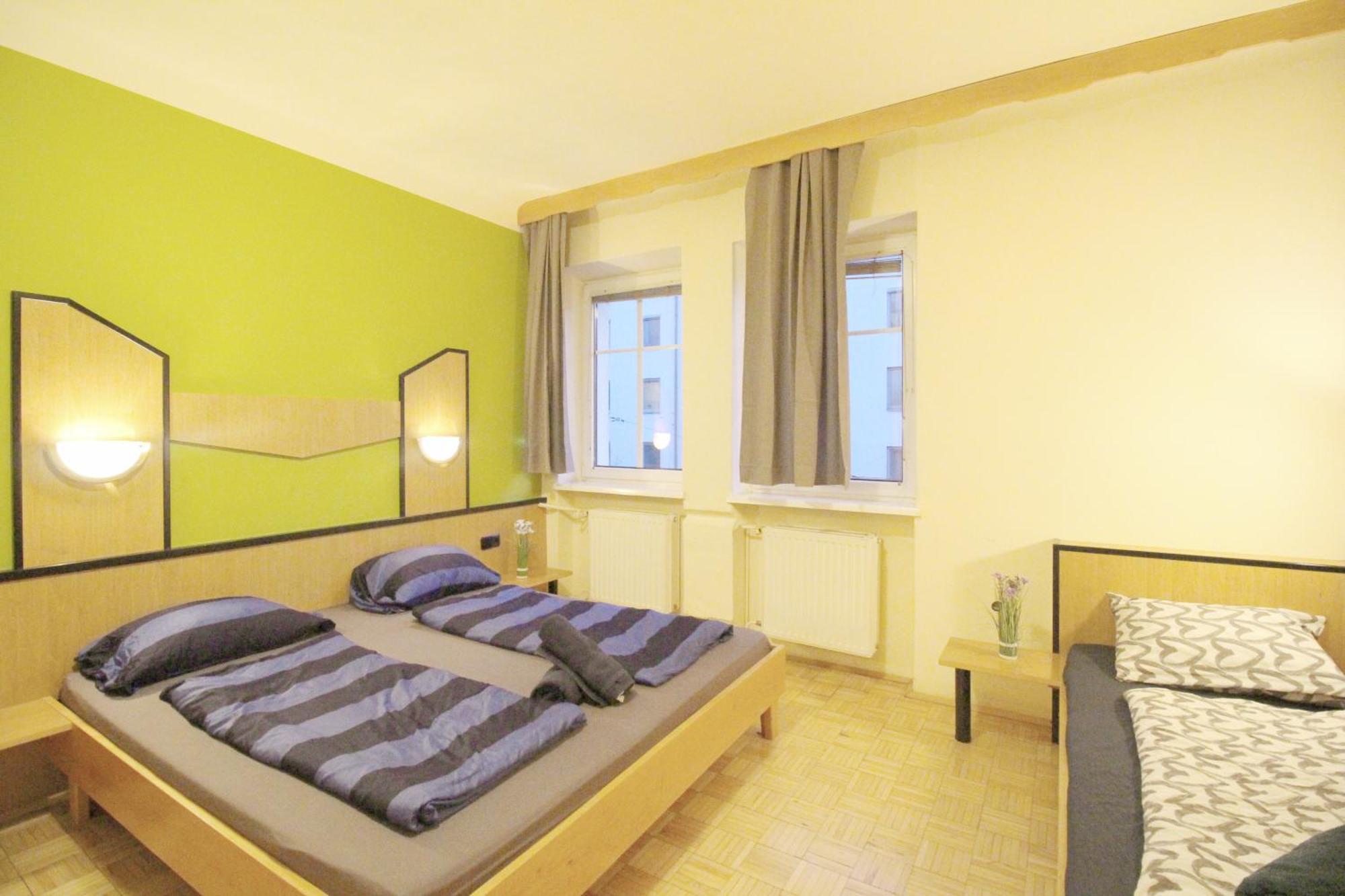 Triple In Hutteldorfer Strasse Area Wien